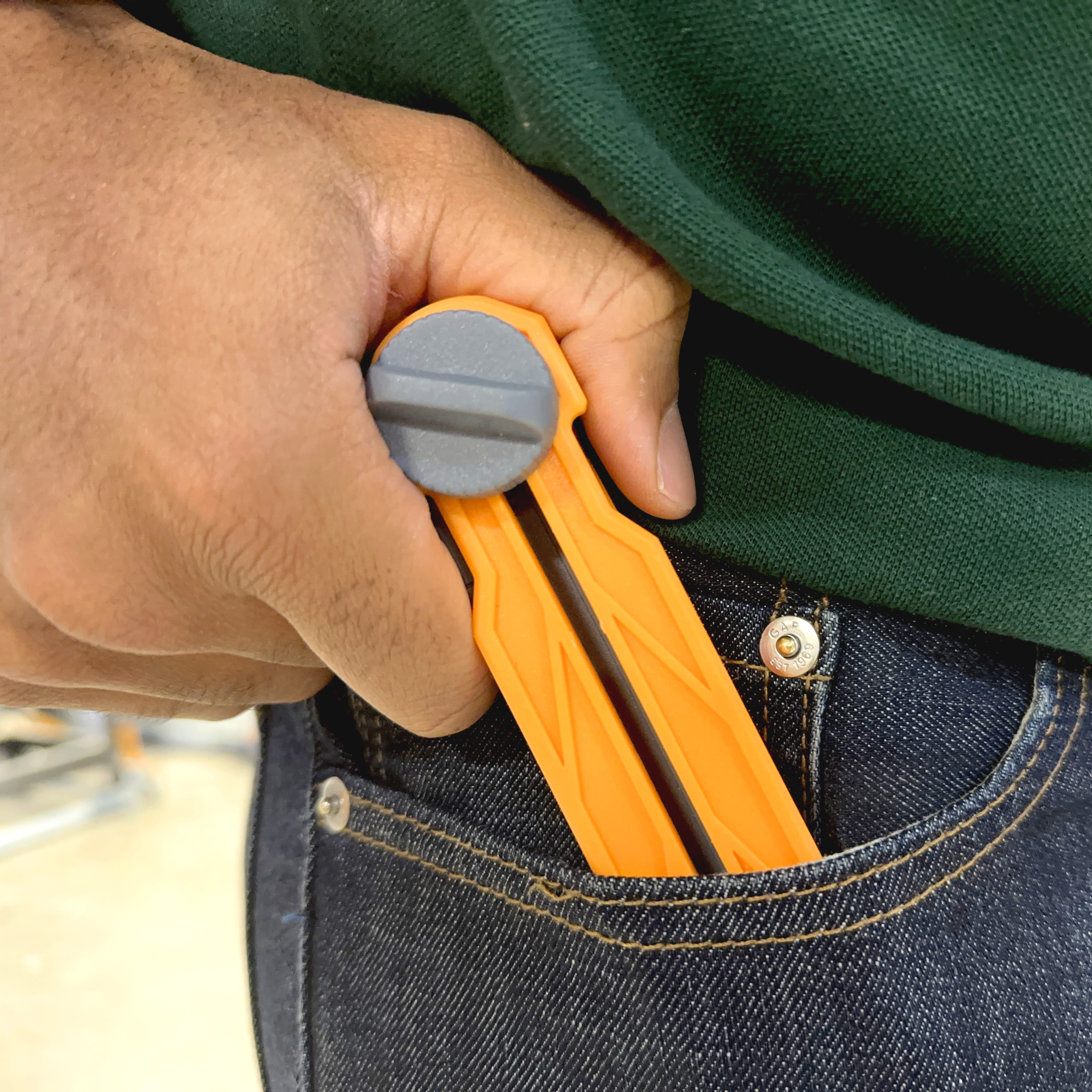 A BORA MiteriX Compact easily being stored in a pocket.